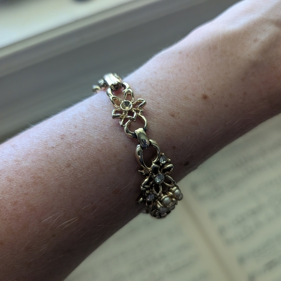 Vintage 50s Goldtone Floral Bracelet With Gemstones And Faux Pearls - Picture 13 of 13